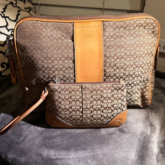 Coach Vintage Bundle - Large Cosmetic Bag organiser and matching wristlet. - Picture 1 of 16